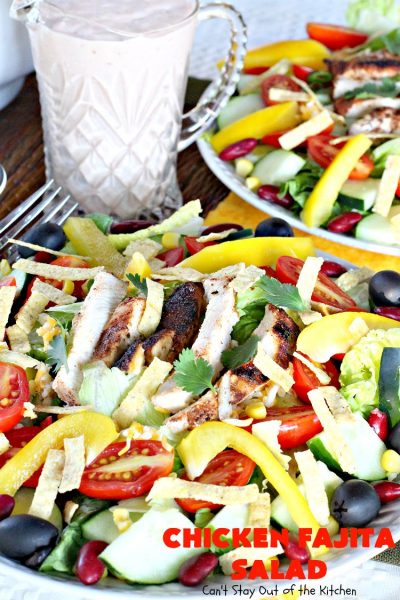 Chicken Fajita Salad | this fantastic #TexMex #salad is wonderful for a main dish meal. It's particularly nice for hot summer nights when you don't want to heat your kitchen! Great for company dinners too. This will soon become your go-to #TacoSalad #recipe! #chicken #glutenfree #CincodeMayo