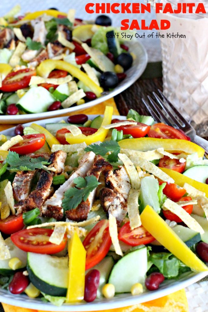 Chicken Fajita Salad | this fantastic #TexMex #salad is wonderful for a main dish meal. It's particularly nice for hot summer nights when you don't want to heat your kitchen! Great for company dinners too. This will soon become your go-to #TacoSalad #recipe! #chicken #glutenfree #CincodeMayo