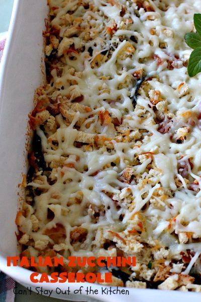 Italiaanse courgette braadpan / kan niet uit de keuken blijven | deze fantastische #braadpan is perfect voor uw #Thanksgiving of #kerstmis #vakantie menu. Het is gevuld met # courgette # tomaten, overgoten met # StuffingMix geladen met # Parmesan # Mozzarella kazen. Iedereen zal seconden willen. # Italian #HolidaySideDish #ZucchiniCasserole #ItalianZucchiniCasserole #GooseberryPatch