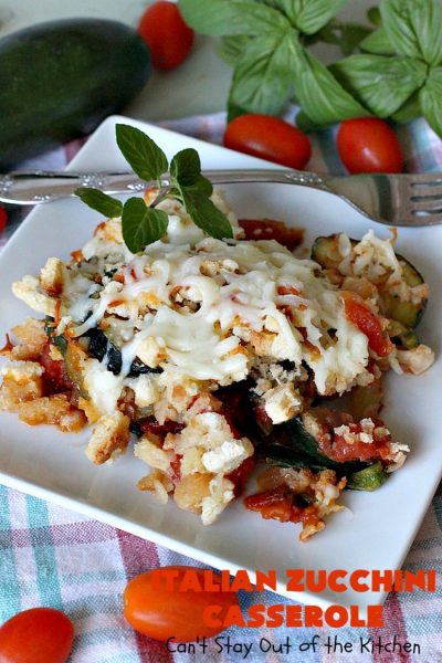  italiensk Zucchini Gryte | Kan Ikke Holde Seg Ute Av Kjøkkenet / denne fantastiske # gryte er perfekt for Din # Thanksgiving eller #Christmas # ferie meny. Den er fylt med # zucchini # tomater, toppet med # StuffingMix lastet med # Parmesan # Mozzarella oster. Alle vil ha sekunder. #Italian #HolidaySideDish #ZucchiniCasserole #ItalianZucchiniCasserole # GooseberryPatch