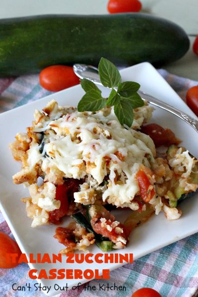 italiensk Zucchini Gryte / Kan Ikke Holde Seg Ute Av Kjøkkenet / denne fantastiske # gryte er perfekt for Din # Thanksgiving eller # Christmas # ferie meny. Den er fylt med # zucchini # tomater, toppet med # StuffingMix lastet med # Parmesan # Mozzarella oster. Alle vil ha sekunder. # Italiensk # HolidaySideDish #ZucchiniCasserole #ItalianZucchiniCasserole # GooseberryPatch