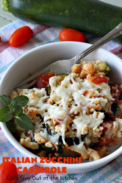  italiensk Zucchini Gryte | Kan Ikke Holde Seg Ute Av Kjøkkenet / denne fantastiske # gryte er perfekt for Din # Thanksgiving eller #Christmas # ferie meny. Den er fylt med # zucchini # tomater, toppet med # StuffingMix lastet med # Parmesan # Mozzarella oster. Alle vil ha sekunder. #Italian #HolidaySideDish #ZucchiniCasserole #ItalianZucchiniCasserole # GooseberryPatch