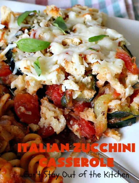 Italienischer Zucchini-Auflauf / Cant Stay Out of the Kitchen / dieser fantastische #Auflauf ist perfekt für Ihr #Thanksgiving- oder #Christmas #Holiday-Menü. Es ist gefüllt mit #Zucchini #Tomaten, gekrönt mit #StuffingMix beladen mit #Parmesan #Mozzarella Käse. Jeder will Sekunden. #Italian #HolidaySideDish #ZucchiniCasserole #ItalianZucchiniCasserole #GooseberryPatch